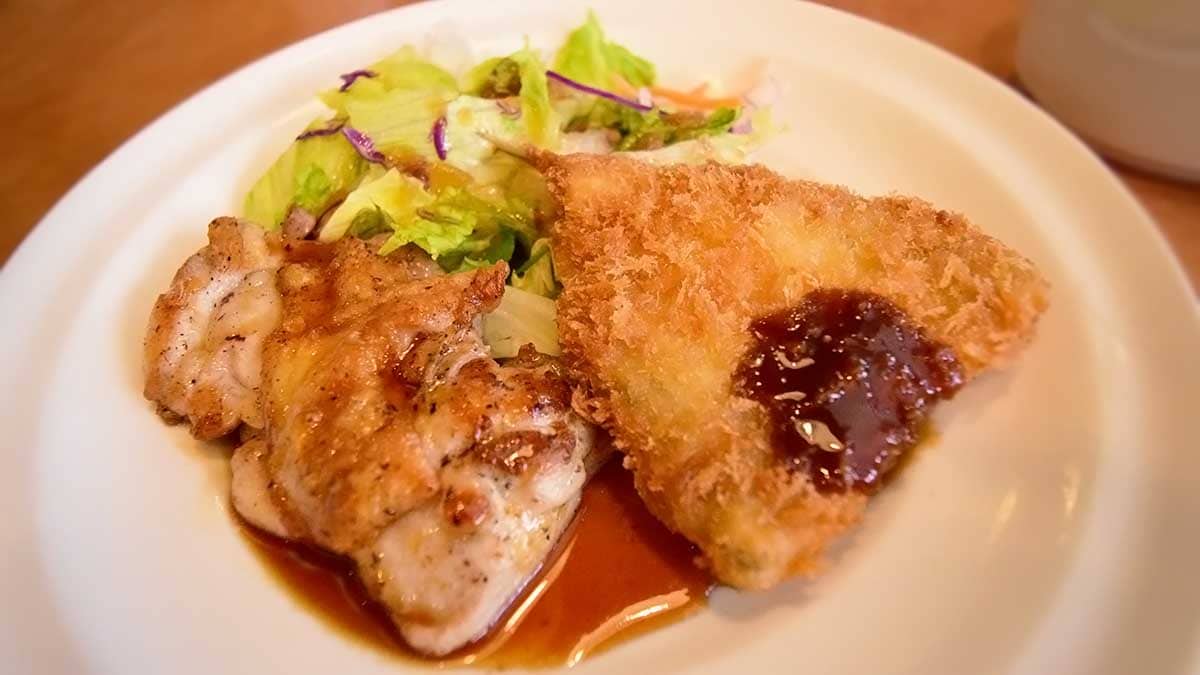 メインディッシュのチキングリルてり焼きソース＆アジフライです。