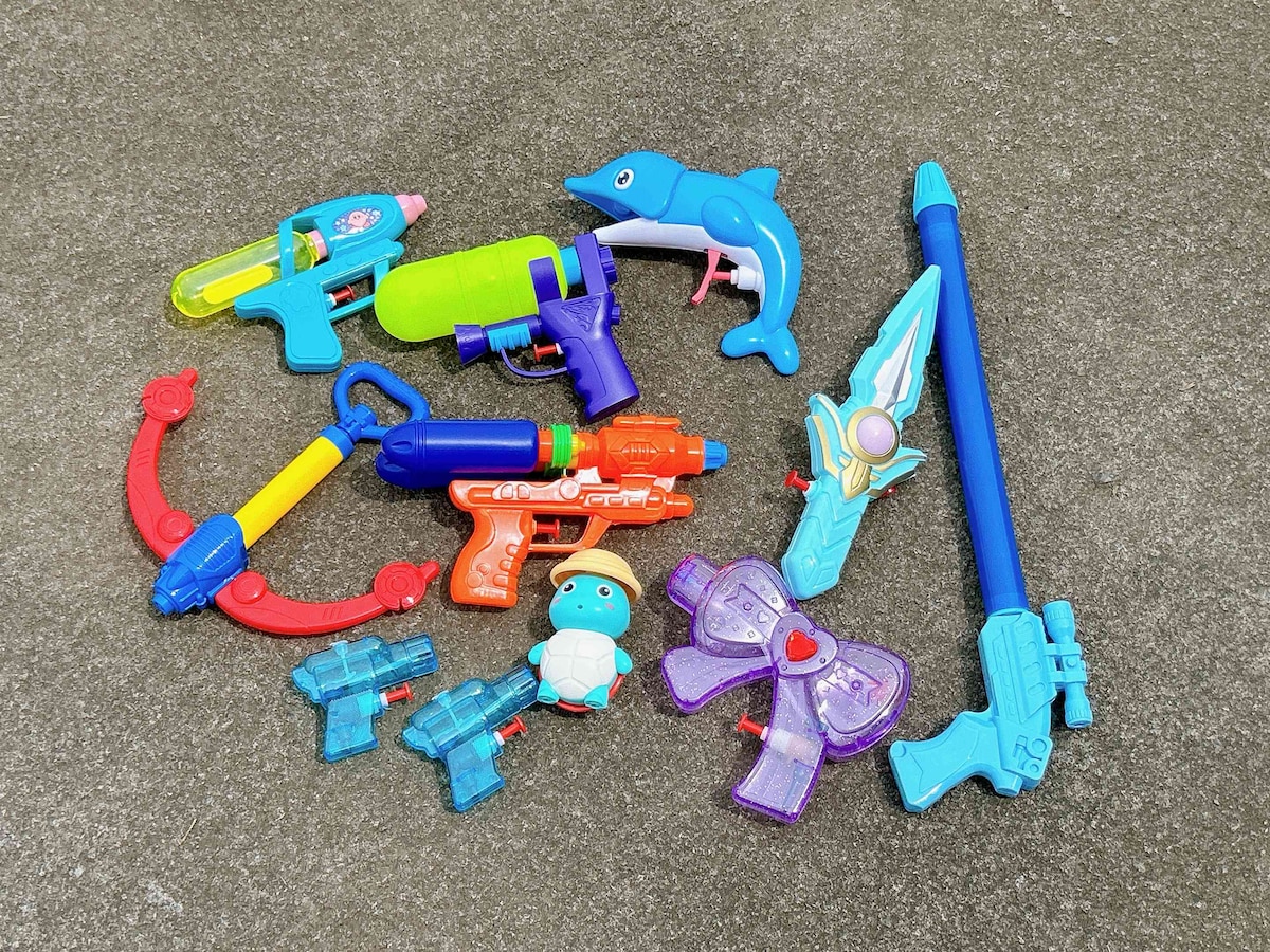 セリアの水鉄砲はお子さまでも持ちやすい小型タイプ＆オール110円（税込）とリーズナブル