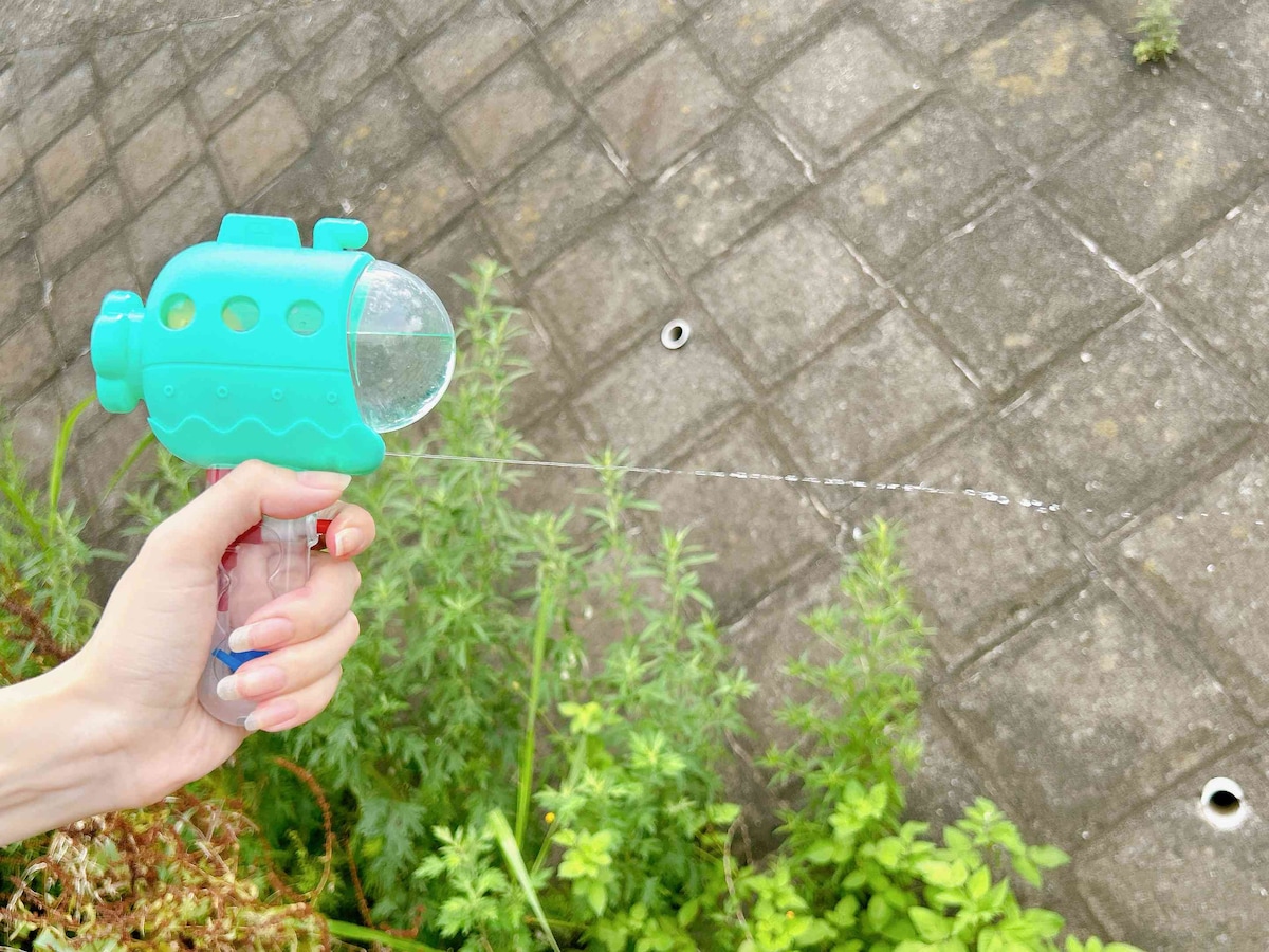 潜水艦の下部分から水を噴射
