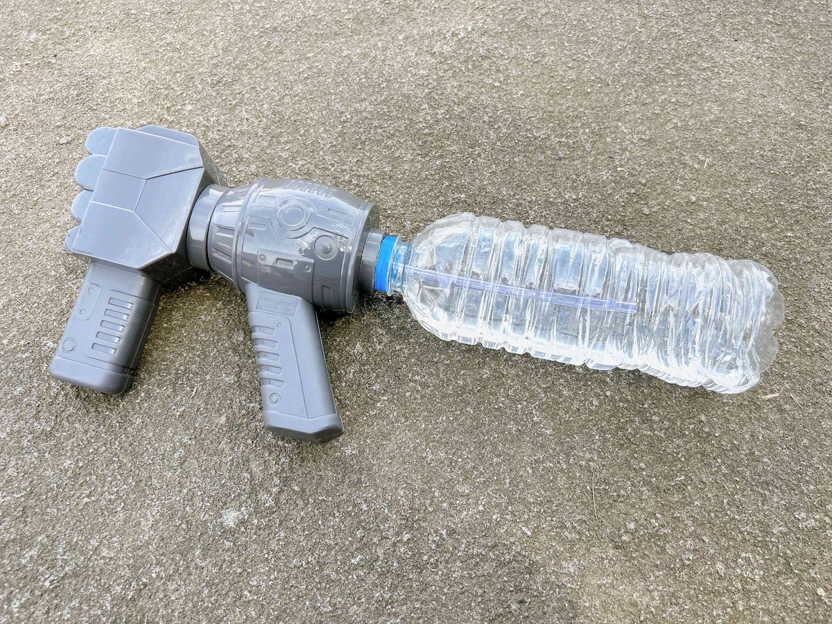 水入りペットボトルをタンク代わりにセットして使う「鉄拳ウォーターガン」