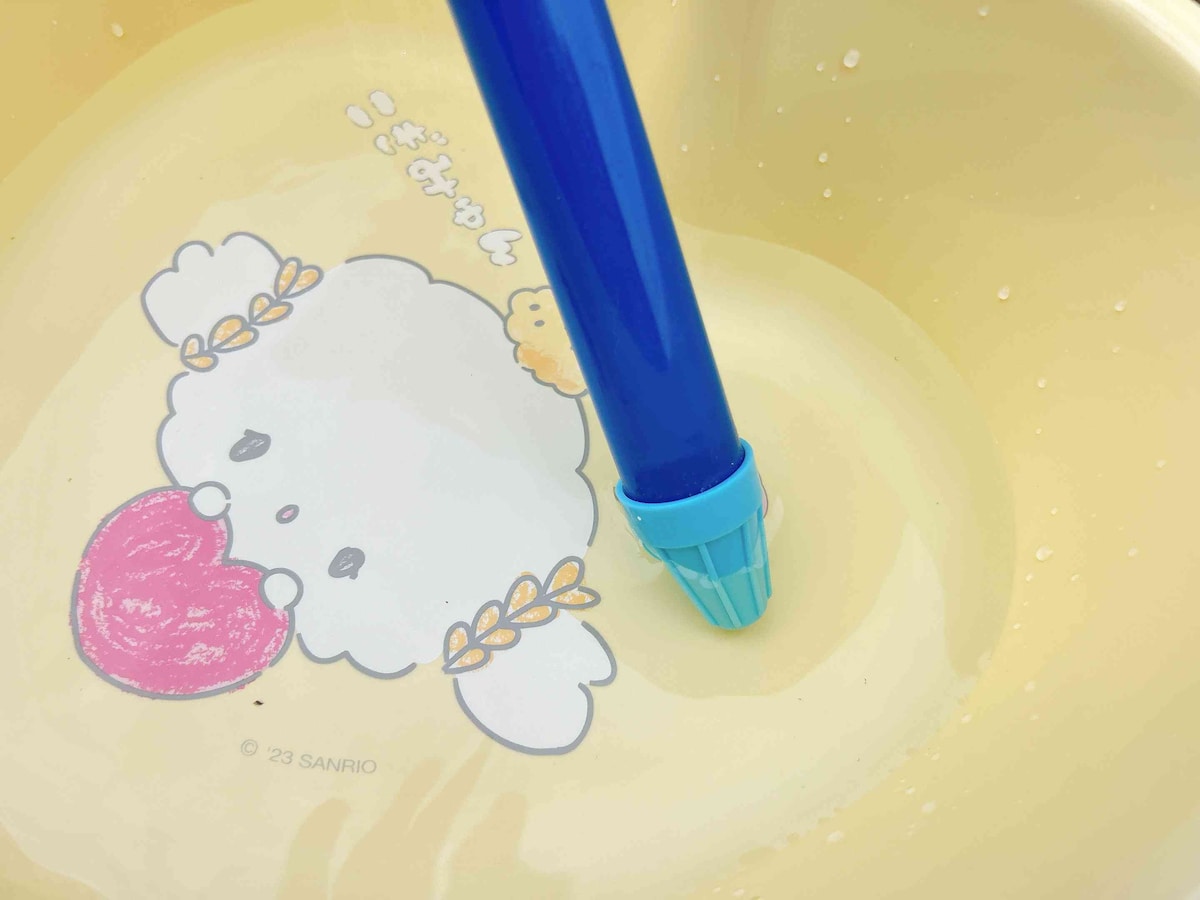 水の中に先端を浸けて吸水