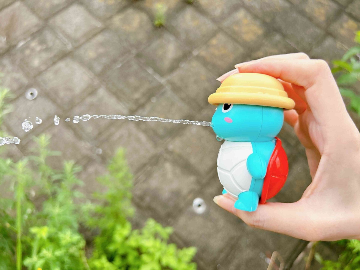 帽子を押すと水をぴゅっ！ と噴射
