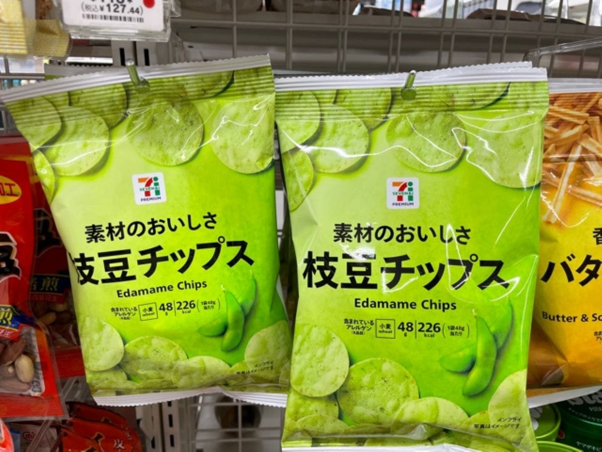 セブンイレブンの「素材のおいしさ 枝豆チップス」は薄くパリパリとした食感
