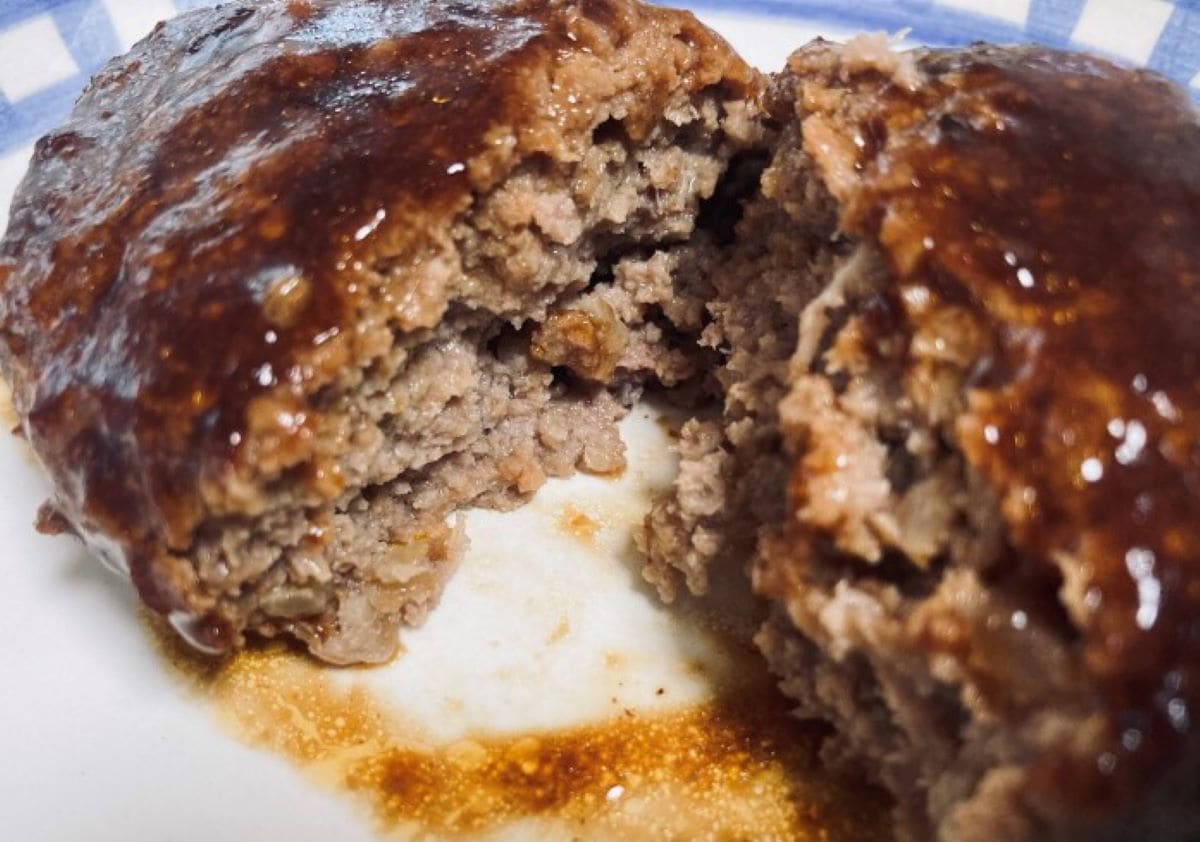 セブンイレブンの「金のハンバーグ」は肉汁がたっぷり
