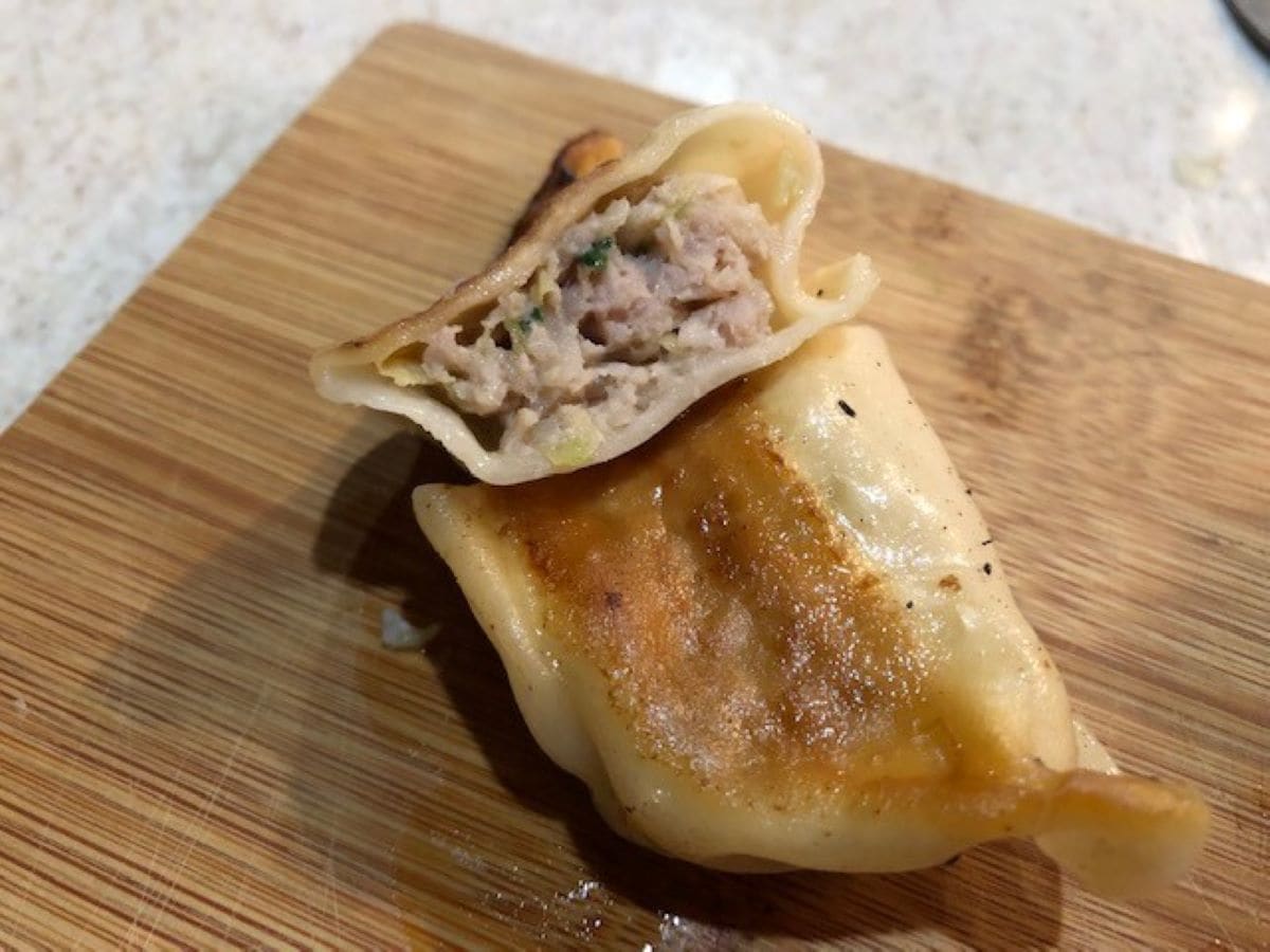 セブンイレブンの「皮がもっちり焼き餃子」はにんにくの風味が強くなくて食べやすい