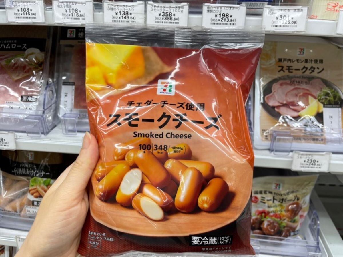 セブンイレブンの「スモークチーズ」は熟成チェダーチーズを使用したおつまみ