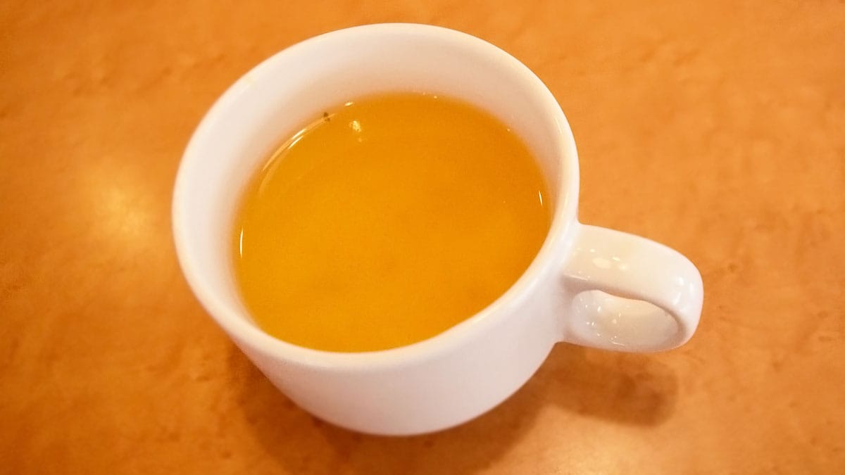 メインディッシュが届く前に、ドリンクバーで日替わりスープを取りに行くこともできます。