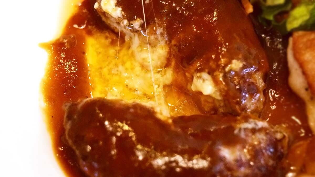 ハンバーグをカットすると、チーズがどろりとあふれ出してきます。