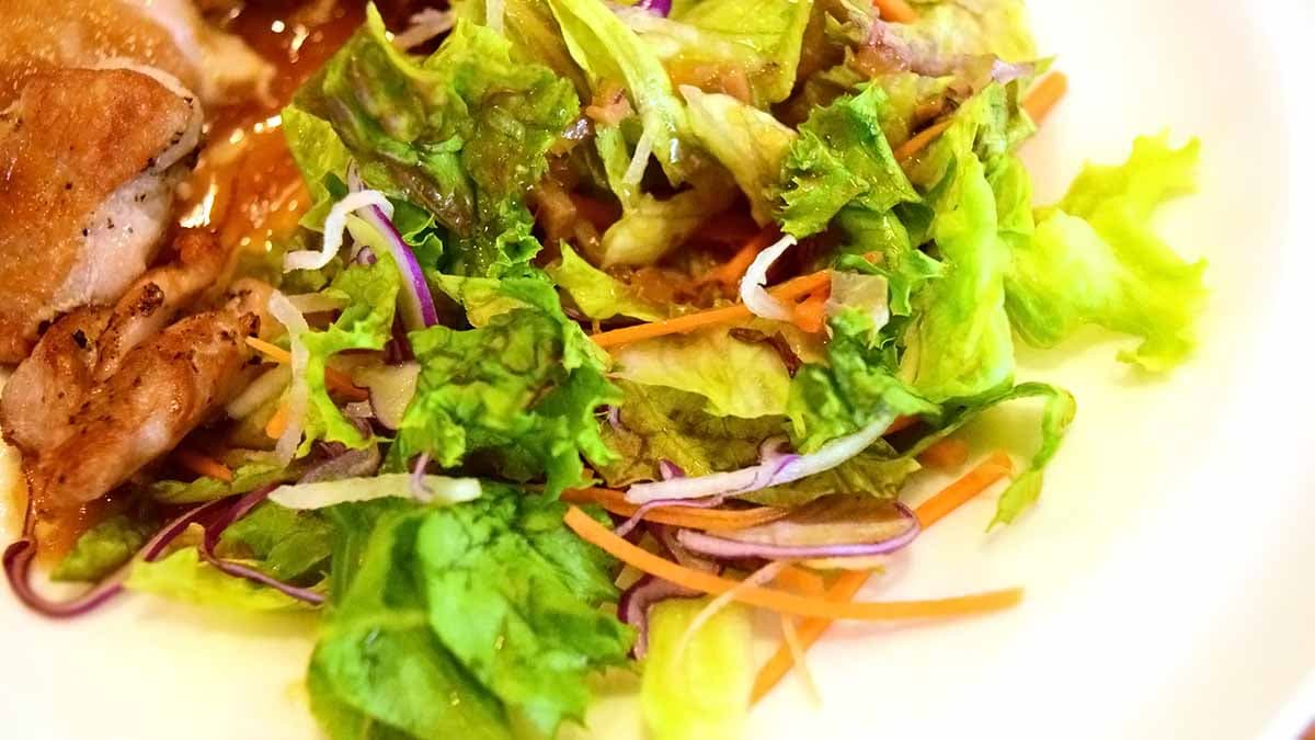 サラダには玉ねぎ系のドレッシングがかかっています。