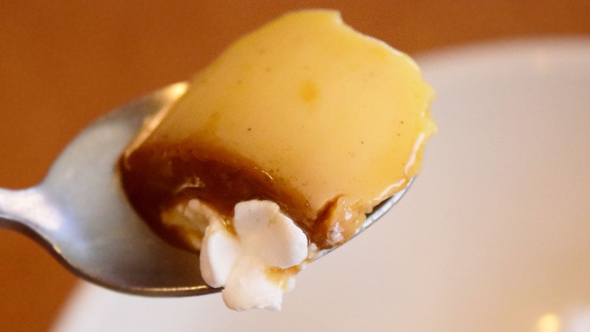 昨今のなめらかなプリンとは異なり、しっかりとプリンの固さも感じられます。