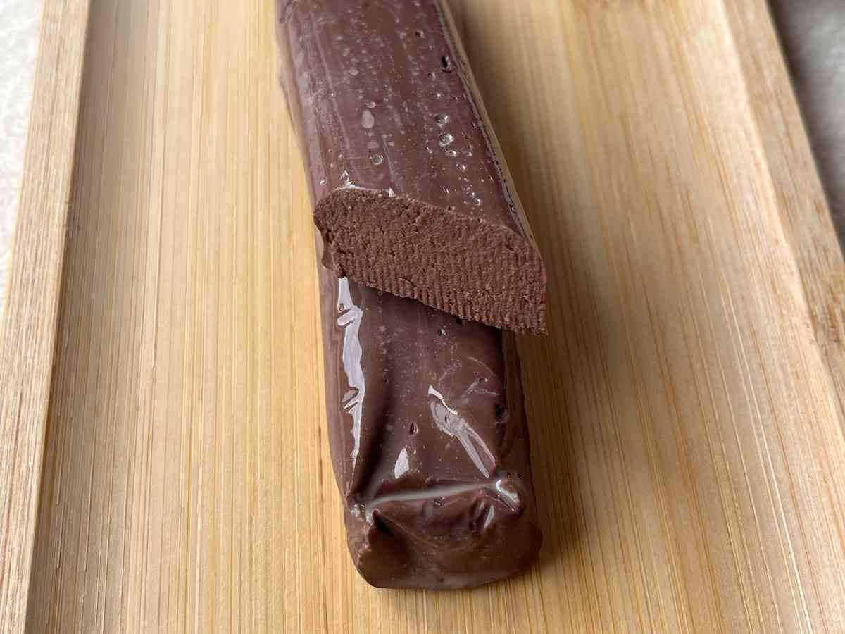 セブンイレブンの「7P豆腐スイーツバー ガトーショコラ」の中にはチョコチップなどは入っていないが、しっかりチョコ味