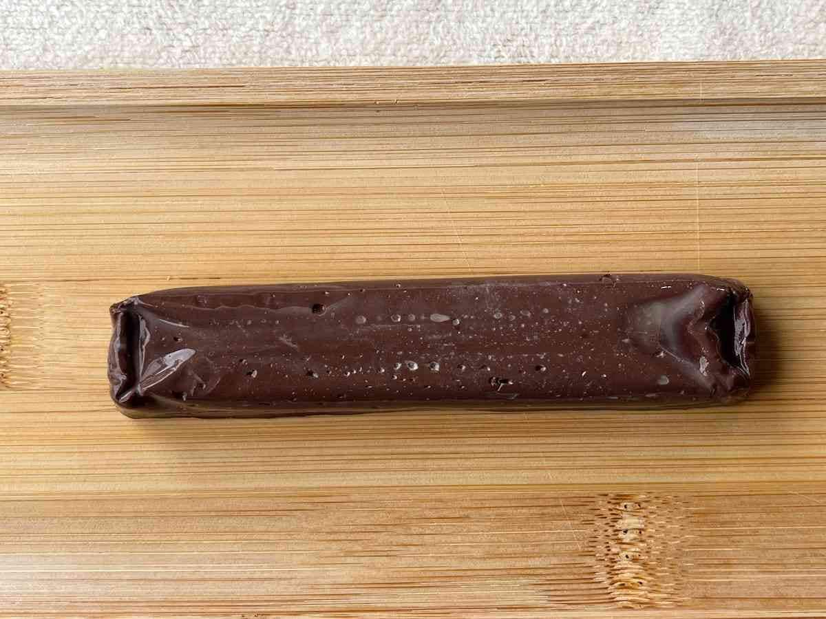 セブンイレブンの「7P豆腐スイーツバー ガトーショコラ」の表面