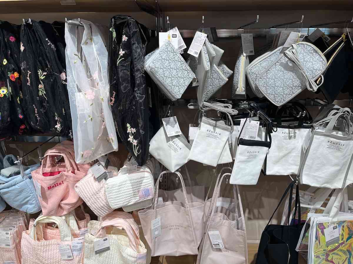 スリーピーの「バッグ」と「ポーチ」の売り場