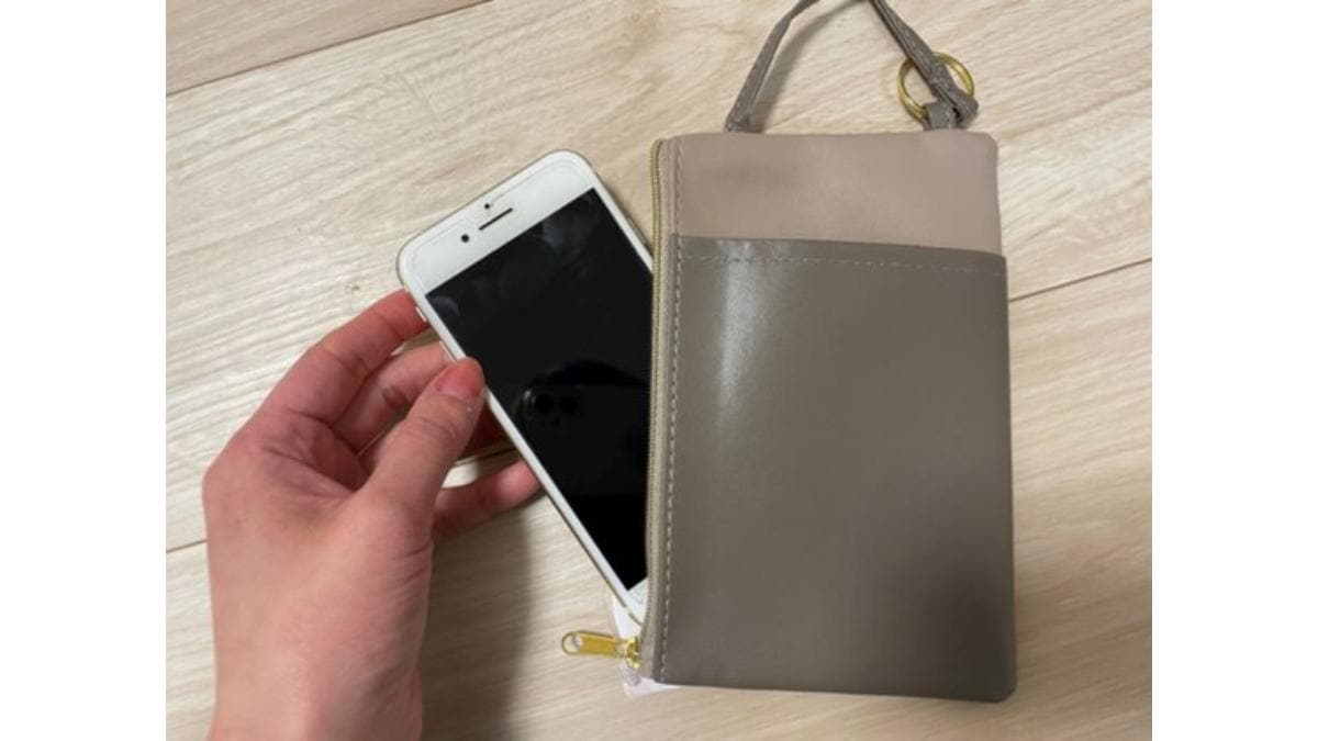 お仕事用のサコッシュは軽さも重要