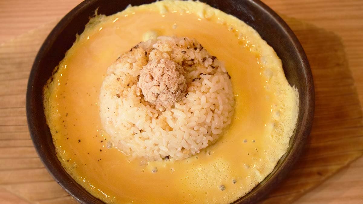 「鉄板玉子チャーハン」は、熱々の鉄板に乗せて提供され、別添えのたまごを自分で混ぜて仕上げるチャーハンです。