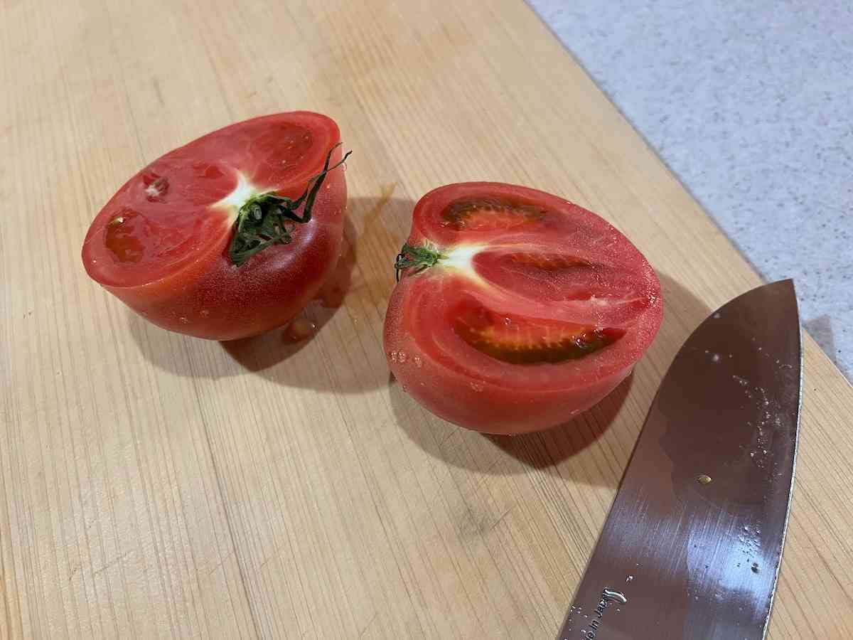 スタンダードプロダクツの「三徳包丁」で切ったトマトの断面は、とても綺麗