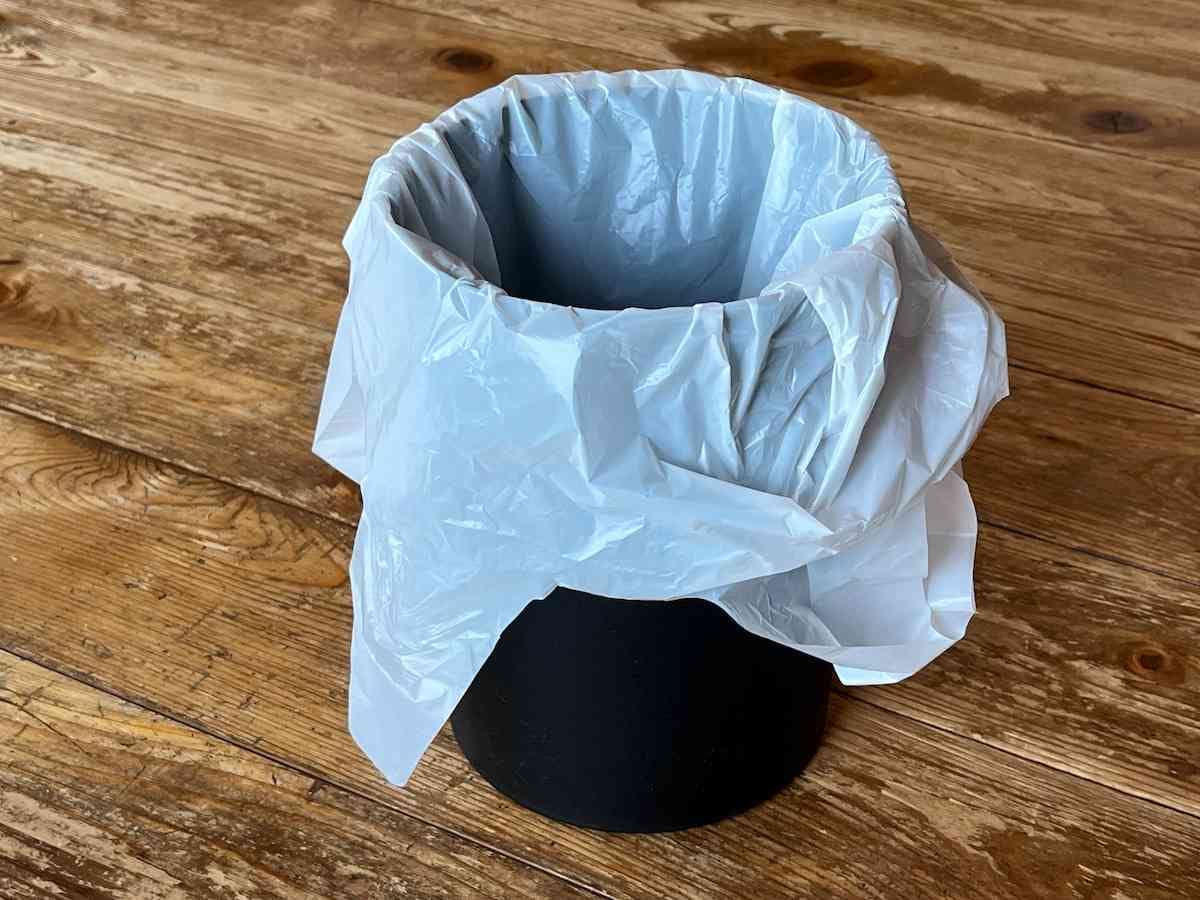 底がある方にビニール袋を入れる