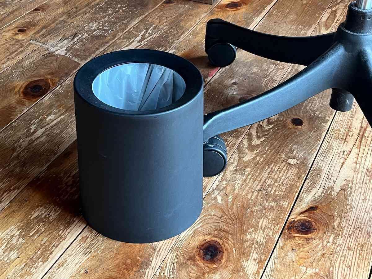 スタンダードプロダクツの「2重ゴミ箱 ブラック」は、リビングやデスクワークをする部屋などにもおすすめ