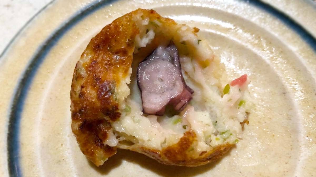 外はカリッと、中はとろとろふんわりしていて、食感の違いも楽しめます。