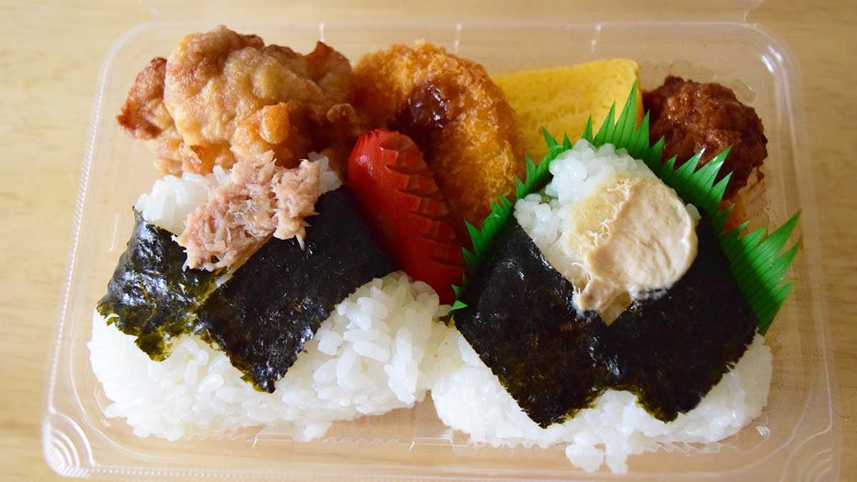 おむすび・おかず共に分量少なめですが、小腹がすいた時の食事にちょうどいいサイズ感。