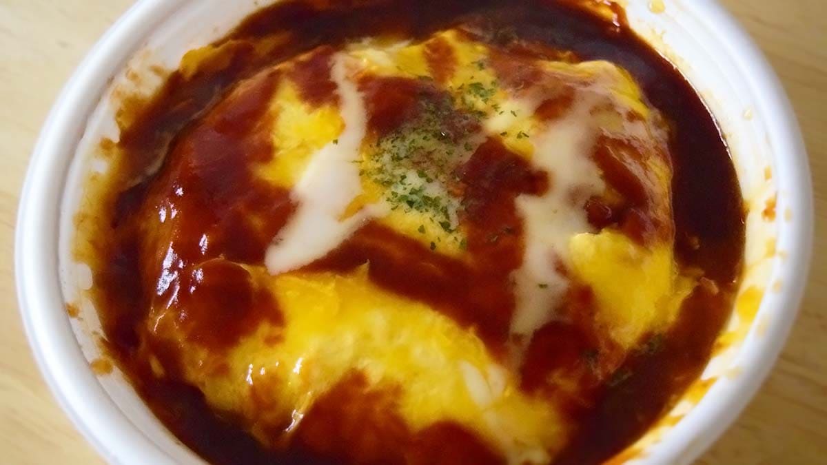 とろりとした口当たりの玉子に、ほんのり白ワインの華やかな香りが感じられるコクのあるデミグラスソースが絶妙です。