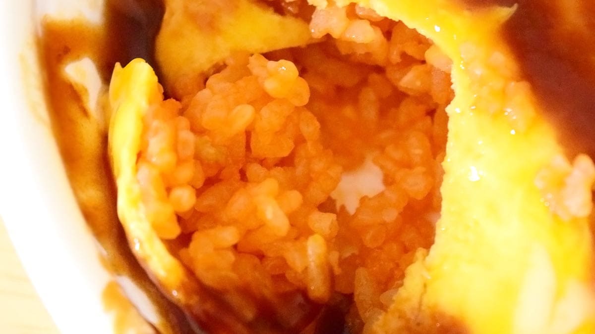 ライスはケチャップで味付けされています。