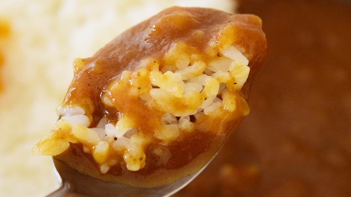スパイシーで本格的な味わいながらも、辛さはひかえめ。
