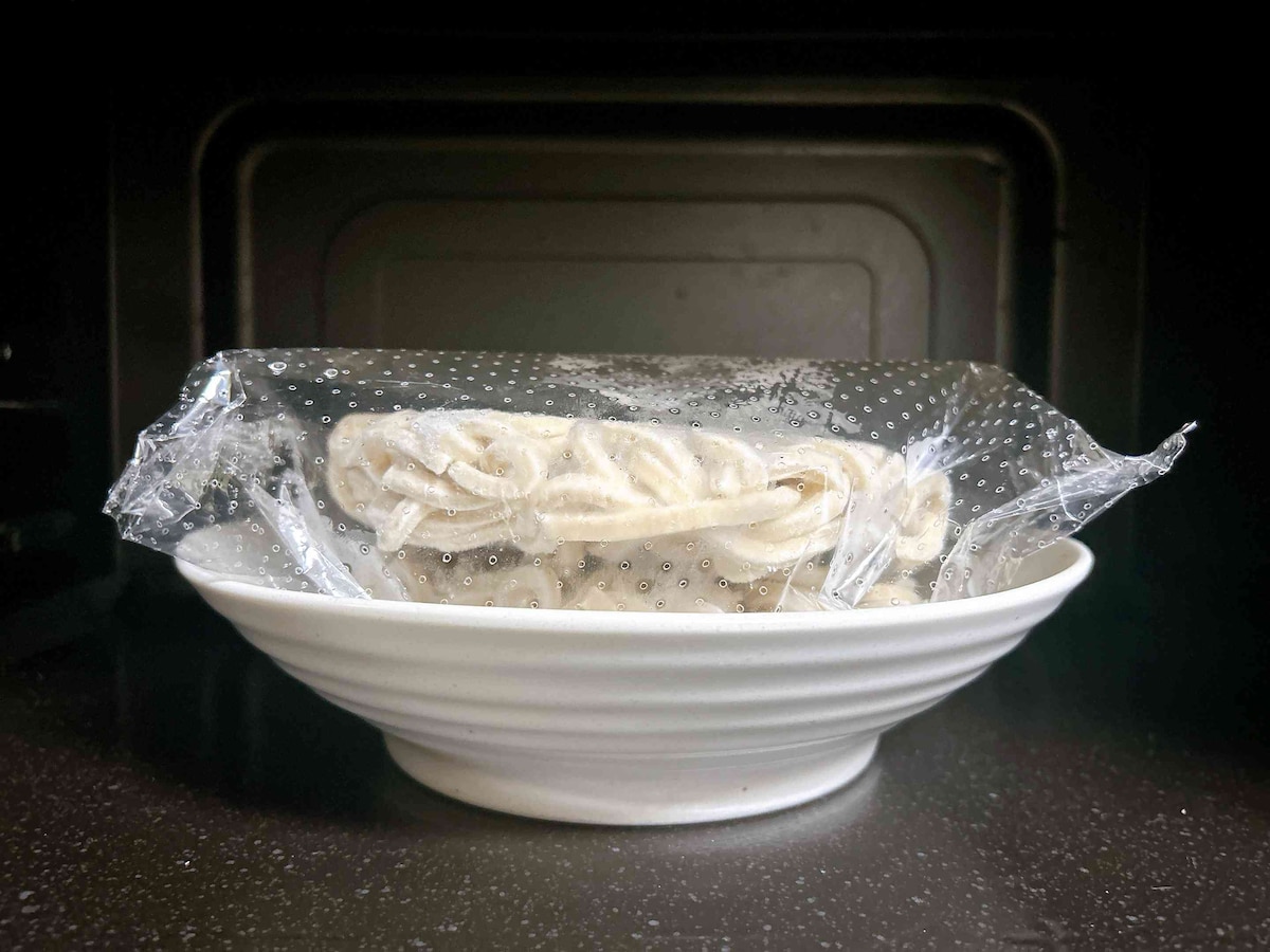 麺｜2.電子レンジで600W約6分10秒加熱する