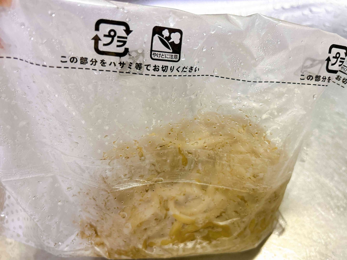 麺｜3.電子レンジから取り出し、点線に沿ってハサミで切る