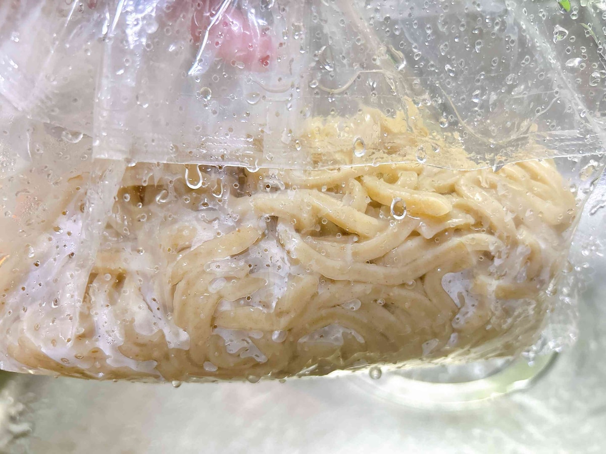 麺｜4.袋のまま水道水で麺をよく冷やす