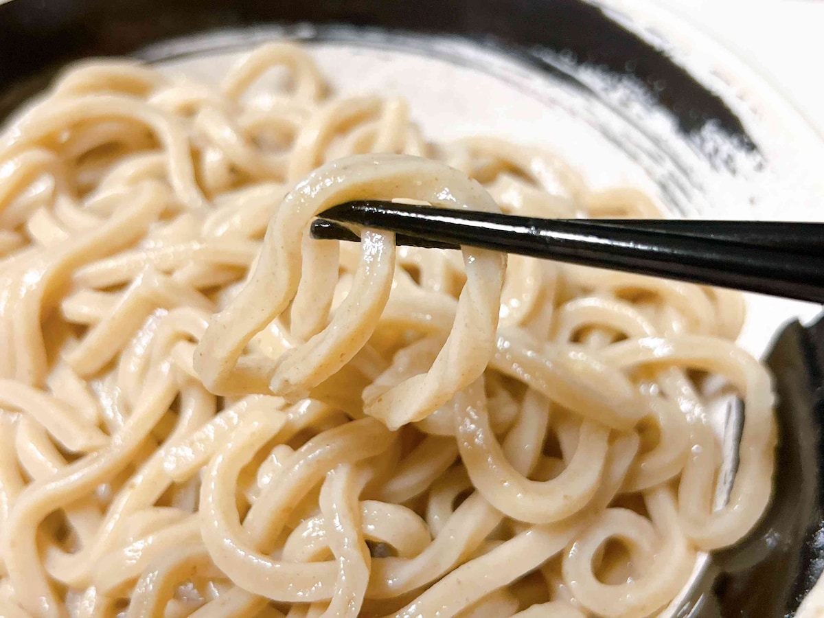 スープと相性抜群のもちもち太麺