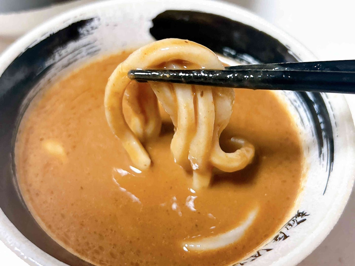 麺にスープがしっかり絡む
