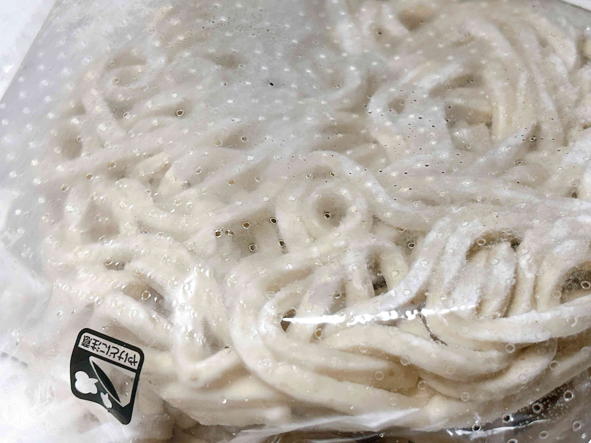 麺｜1.凍ったままの麺を袋ごとお皿に乗せる