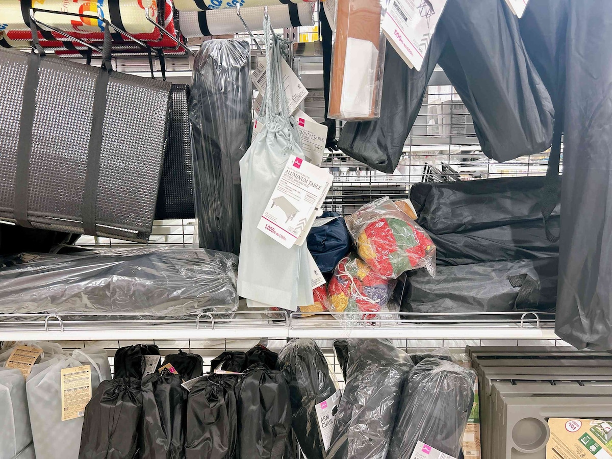 店舗では行楽売り場のキャンプ用品コーナーをチェック！