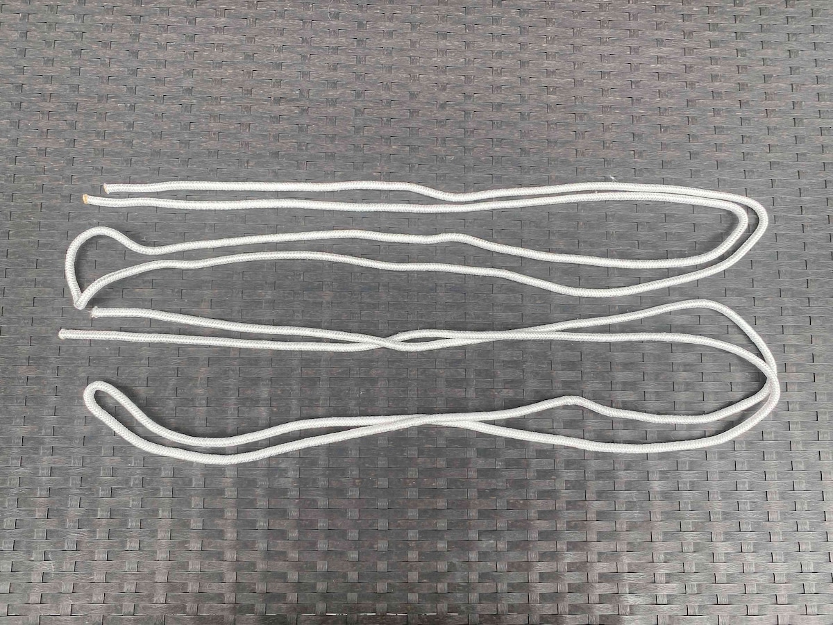 まずは付属のロープを木にセットする