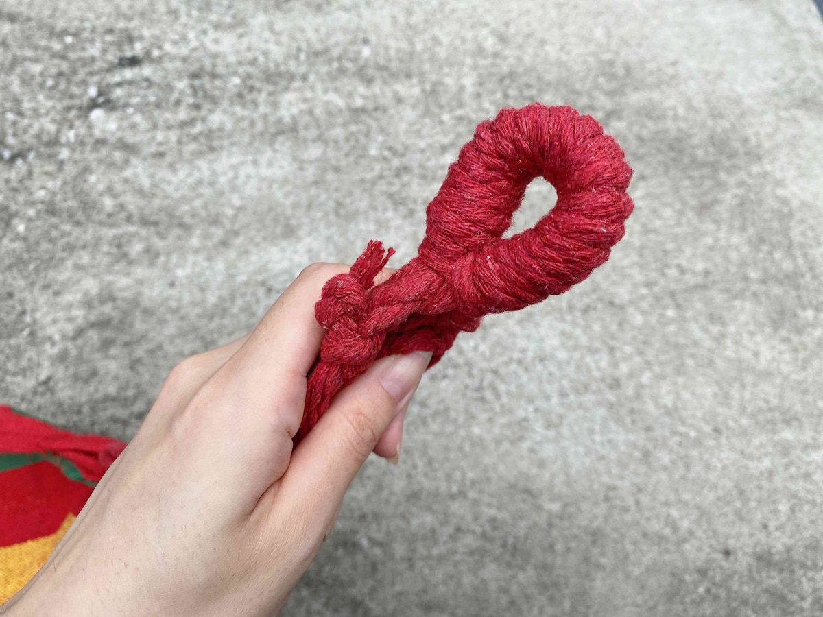 ロープの端をハンモックの輪の部分にくくりつける