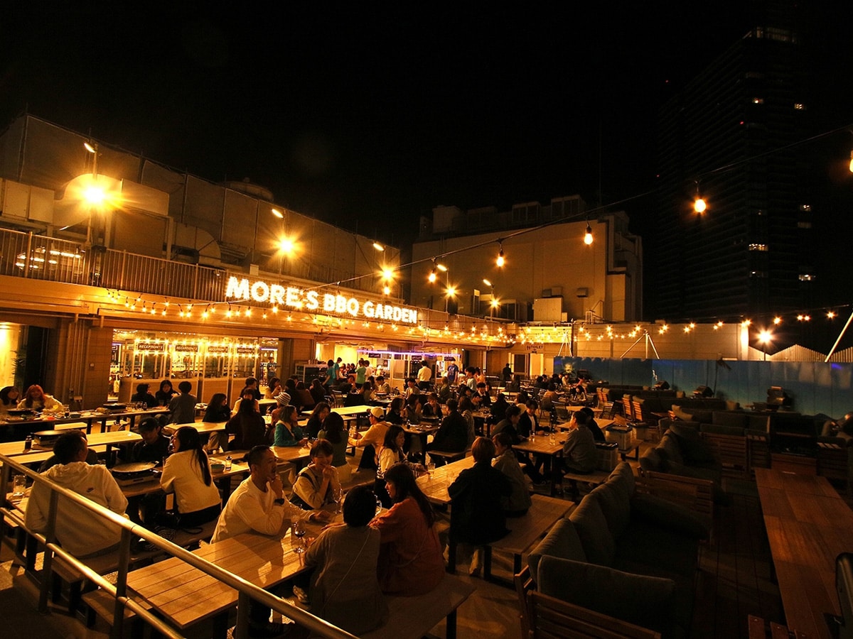 モアーズBBQビアガーデンは「BEACH&CITY POP」がテーマ(提供画像)