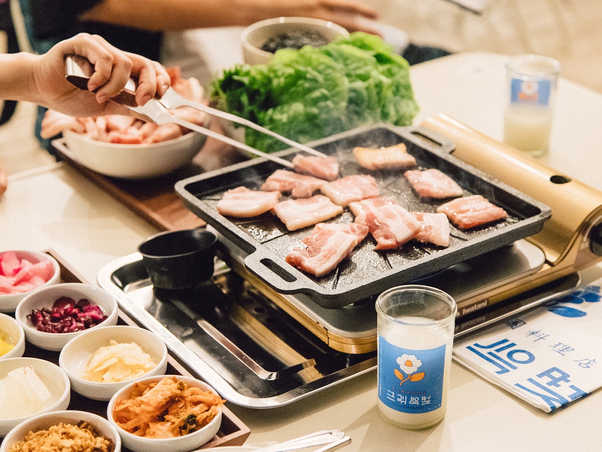 ソジュサワーやマッコリとともに韓国BBQを楽しもう(提供画像)