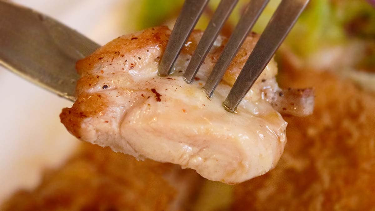 チキングリルは甘辛いてり焼きソースが心地よくて、ほどよくジューシー。