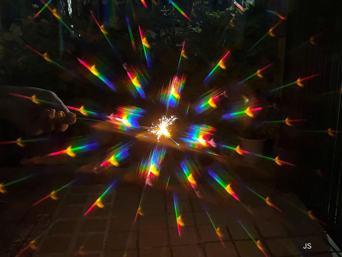 花火鑑賞用フィルターを通して線香花火を写した様子
