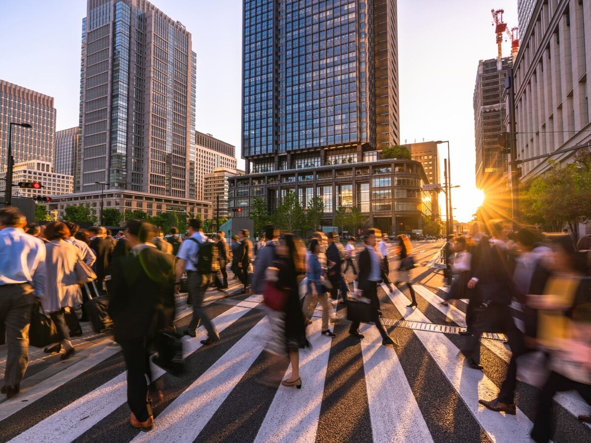 ノー残業でも家には帰らず、敢えて夜の街を漂う会社員たち。その目的は……