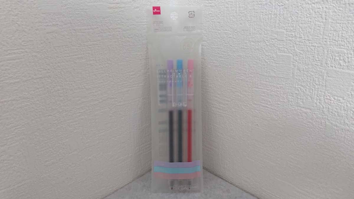 ダイソーの「ゲルインクボールペン（ノック式、B、3本）」