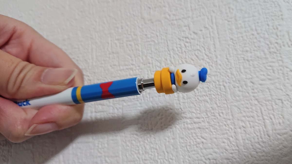 ダイソーの「マスコットボールペン（ドナルドダック）」の前髪のクオリティー