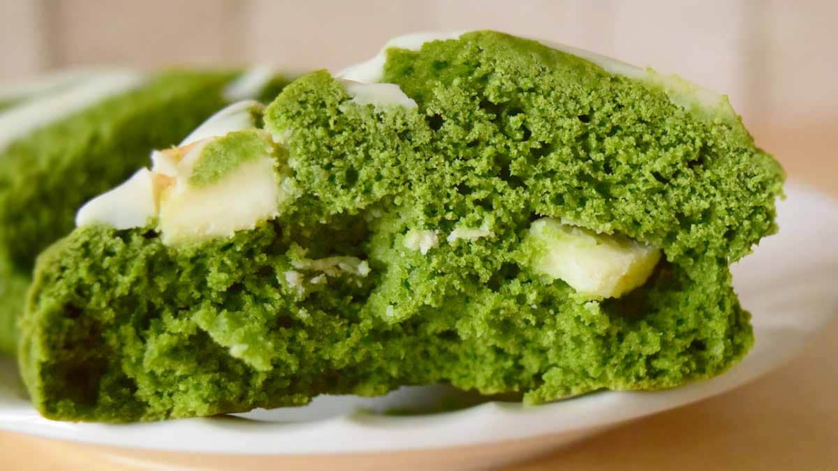 抹茶の甘さと渋さはほどほどで、ホワイトチョコチャンクの甘みで味わいがひきしまっています。