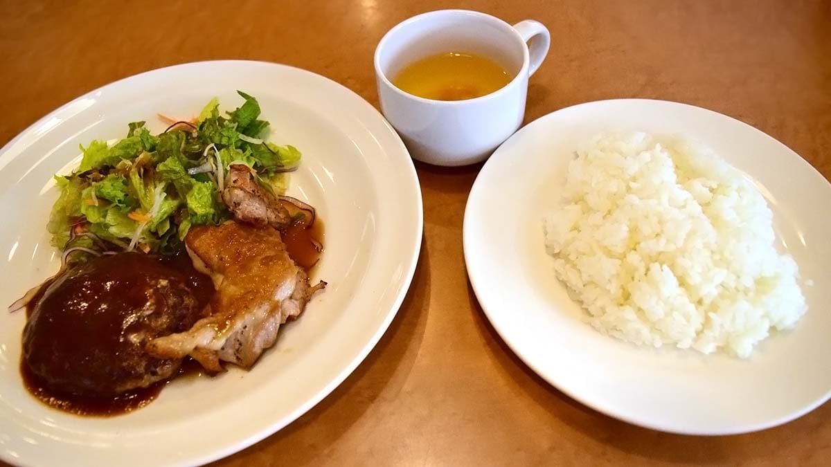 ガスト「（月）日替わりランチ（ミニチーズINハンバーグデミソース＆チキンオニオンソース）」
