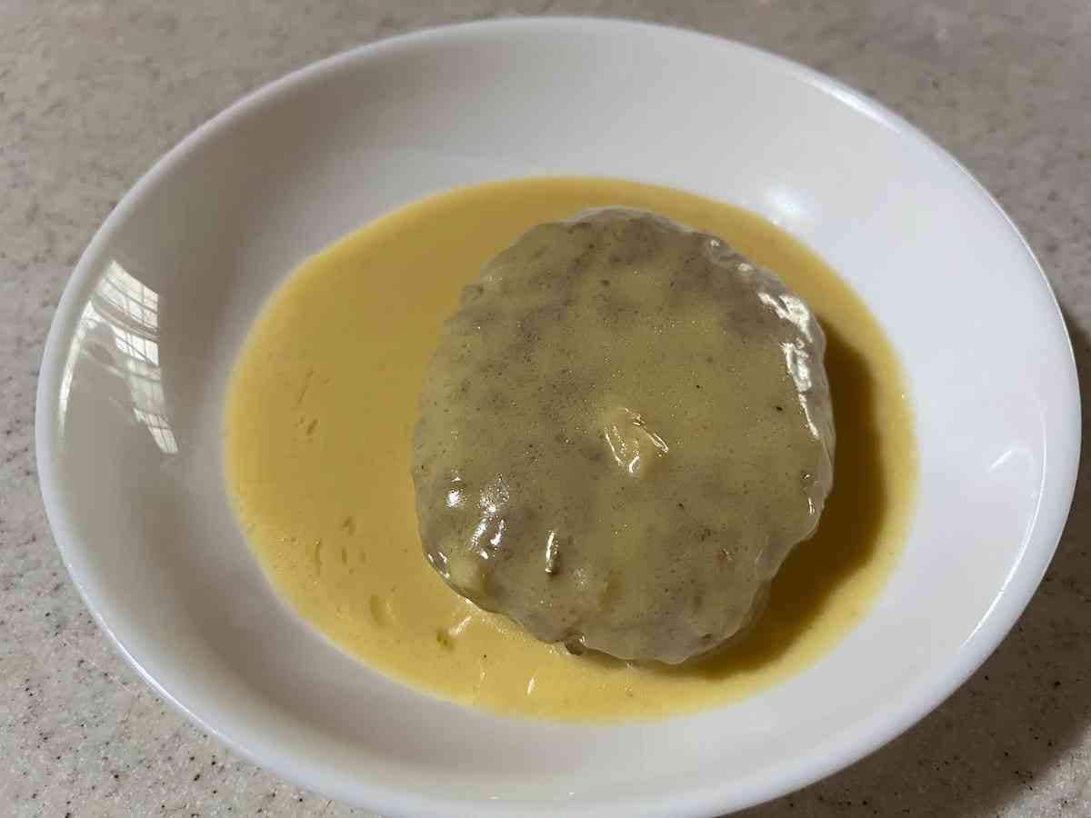 セブンイレブンの「金のチーズハンバーグ185g」はコッテリとしたソース