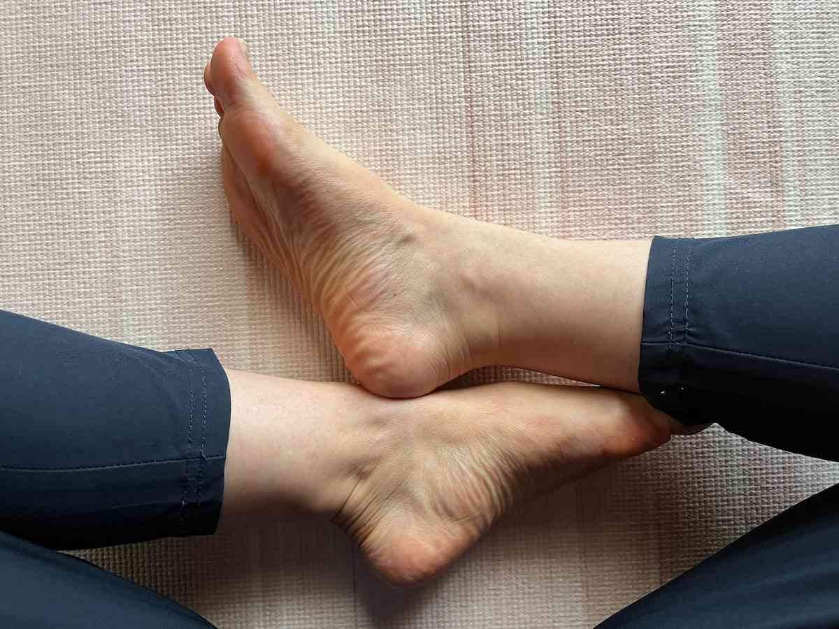 足を組んだときに、くるぶしが床にあたる感覚があった