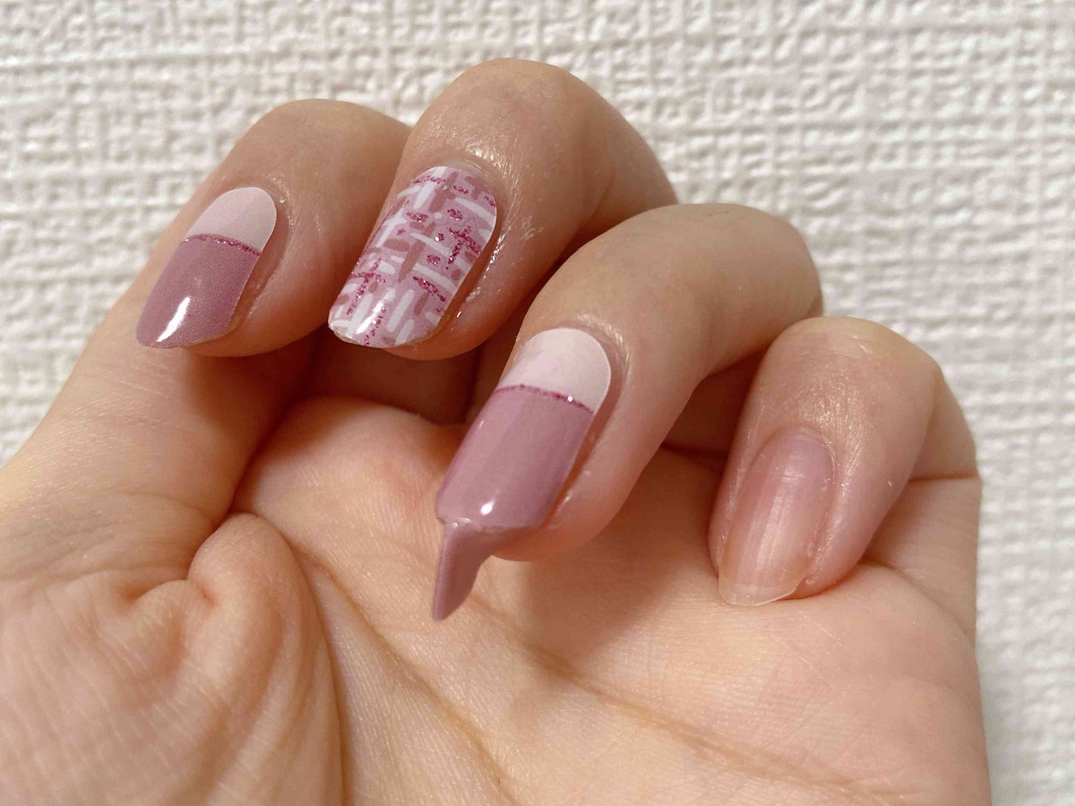 9.他の指にも4～8の手順でネイルシールを貼る