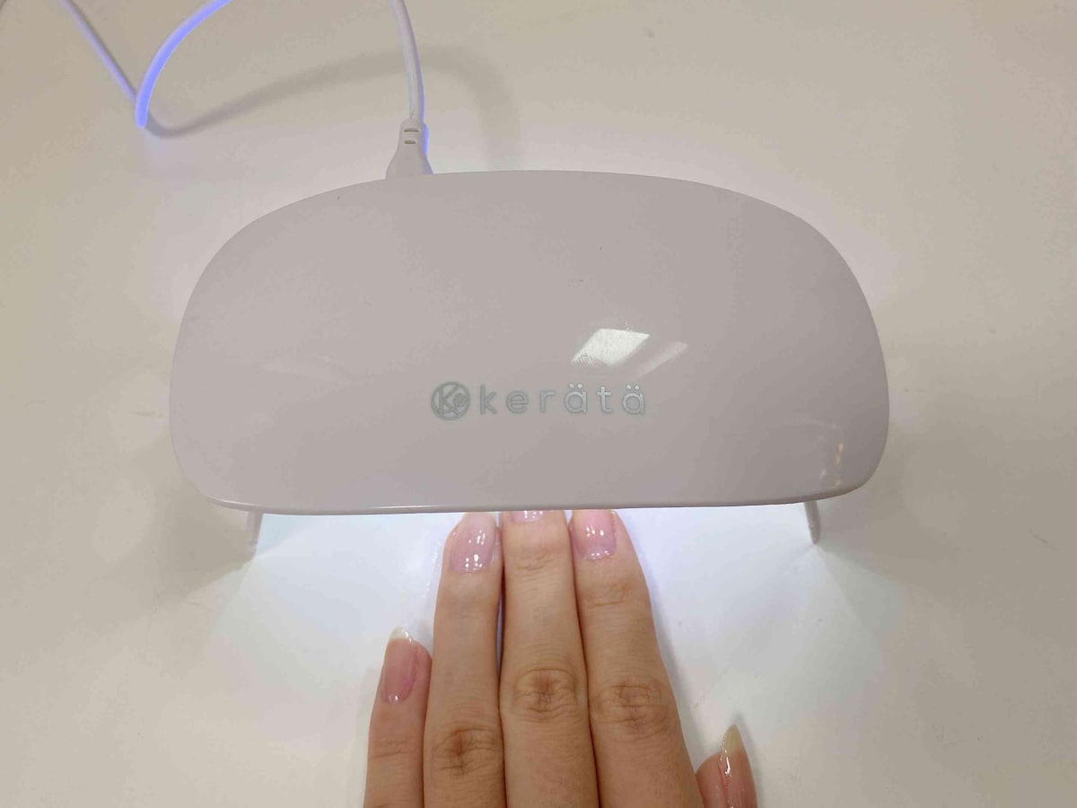 11.LEDライトで約1分、またはUVライトで約2分硬化する