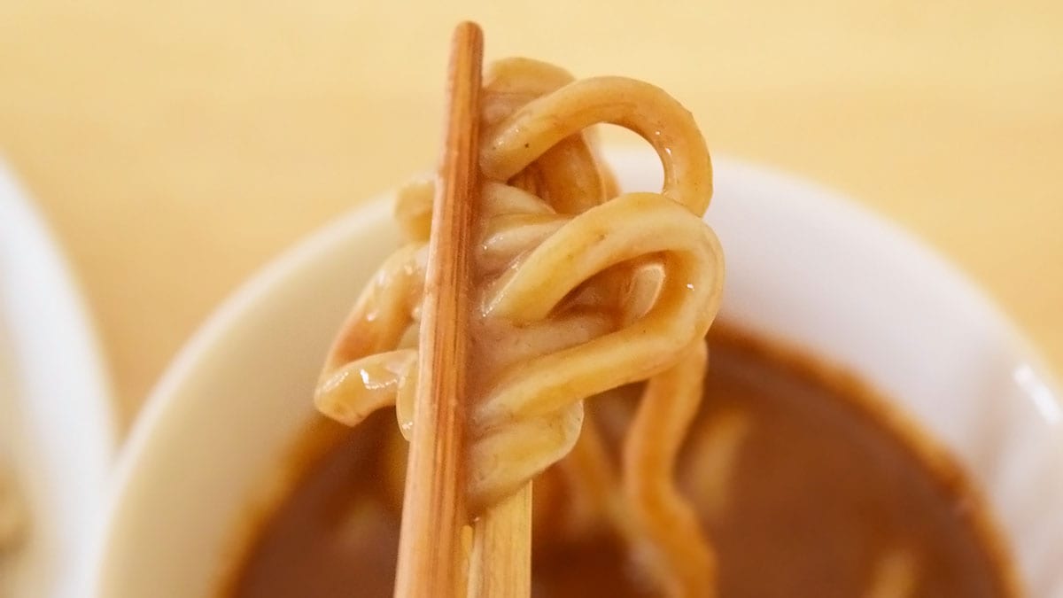 もっちもちで弾力のある極太麺に、魚粉の香りをしっかり感じられ、適度にドロドロ系しているスープ。